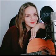 Profesora de música que dista clases a todas las edades